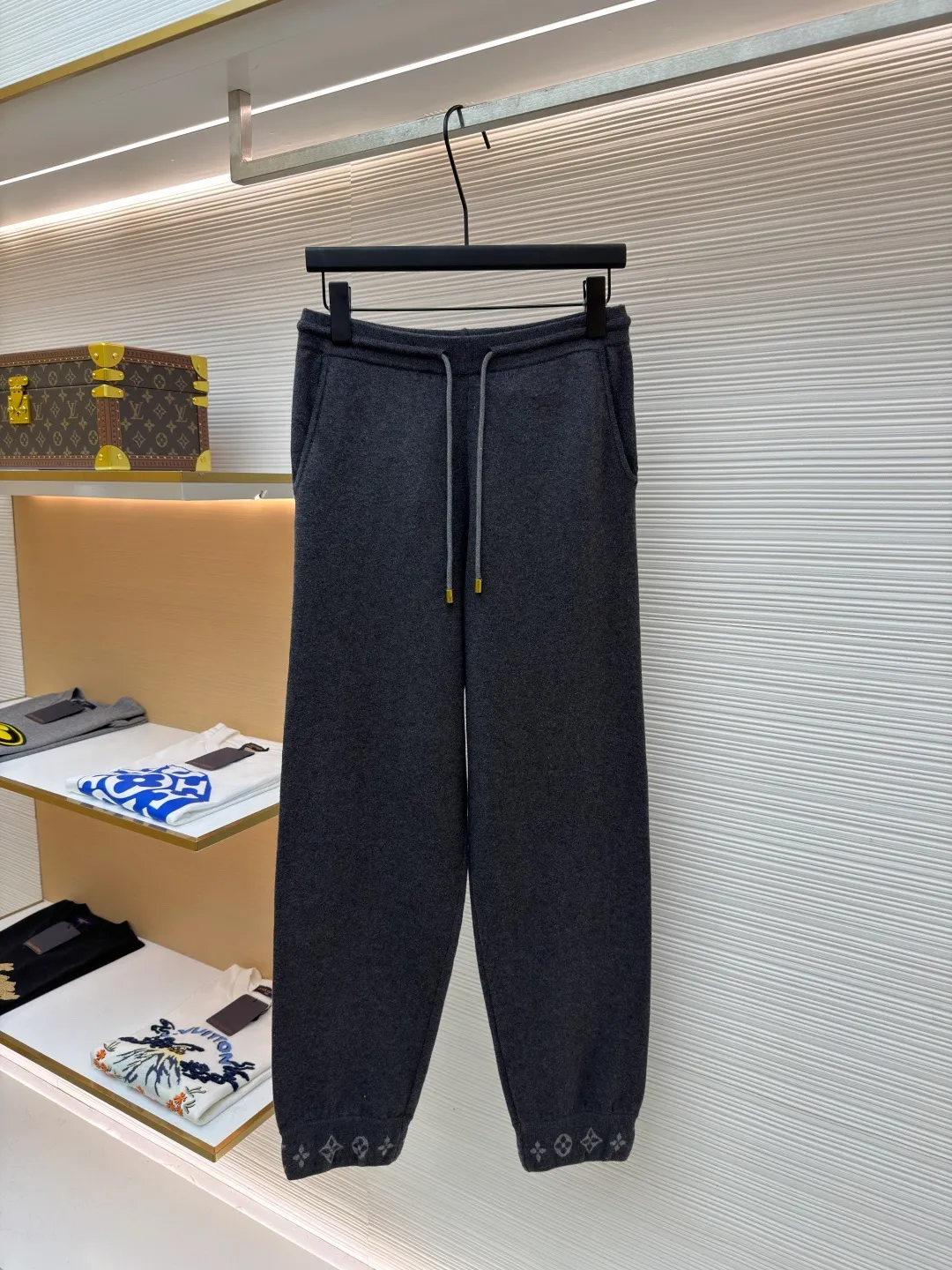 LOUIS VUITTON wool knitted printed leggings trousers ●Original version: Purchased and developed by 13100 ●Item number: 1682079-B70 ●Fabric: wool blended fabric ●Technology: knitted ●Color: gray ●Version: fitted version ●Weight: about 500 grams ●Size: S-M-L-XL ●Description: Wool custom-dyed with 48s cashmere blended imported yarn, imported Stoll 14-needle double-sided jacquard process, a single piece takes 280 minutes per piece, the pockets are made of 60s modal cotton, the cashmere feels very soft and waxy, with high warmth retention, custom-made logo zipper, specific three-label washing, the overall routing is straight and delicate, the fabric is comfortable and soft, the color is consistent and no color difference It can be matched with the same style to create a fashionable look, and can be used in various occasions. Customized accessories, complete with three standards, same style for men and women!